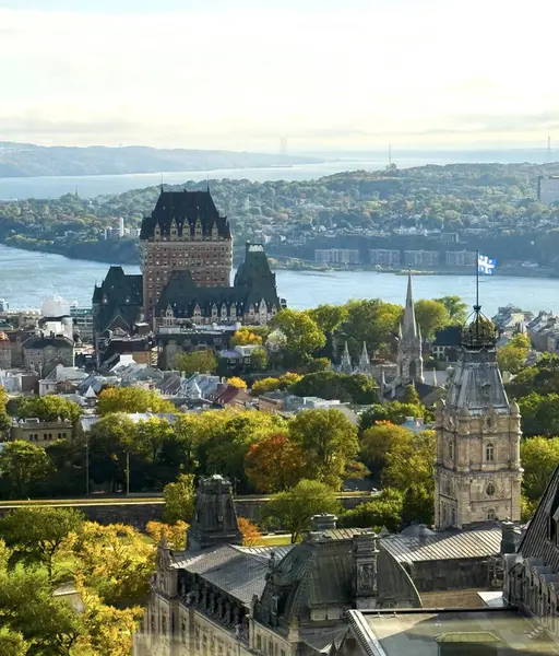 Sonbaharda Şato Frontenac ve Renkli Sonbahar Yeşillikleri ile Eski Quebec Şehri. Sonbaharda Eski Quebec Şehri 'nin nefes kesen manzarası, canlı sonbahar yapraklarıyla çevrili ikonik Şato Frontenac' ın görüntüsü. Tarihi bölge sıcacık renklerle parlıyor.