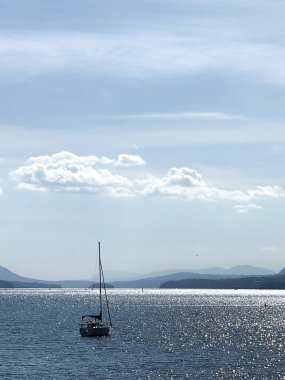 Quebec 'teki Memphremagog ve Magog Gölü' nün sonbahar manzarası. Sonbaharda Memphremagog Gölü ve Magog kasabasının çarpıcı panoramik manzarası sakin suları yansıtıyor. Bu manzara Quebec 'in güzelliğini yansıtıyor..