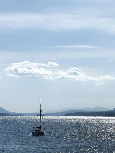 Quebec 'teki Memphremagog ve Magog Gölü' nün sonbahar manzarası. Sonbaharda Memphremagog Gölü ve Magog kasabasının çarpıcı panoramik manzarası sakin suları yansıtıyor. Bu manzara Quebec 'in güzelliğini yansıtıyor..