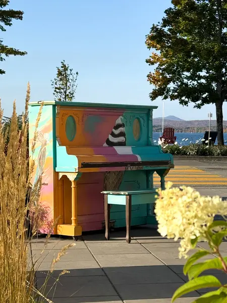 Şehir Sokak Sanat Ayarları 'nda renkli Piyano. Halka açık bir sanat enstitüsünün bir parçası olarak açık havada duran canlı, boyalı bir piyano. Bu sanatsal ve renkli enstrüman kentsel çevreye yaratıcılık, müzik ve neşe getiriyor..