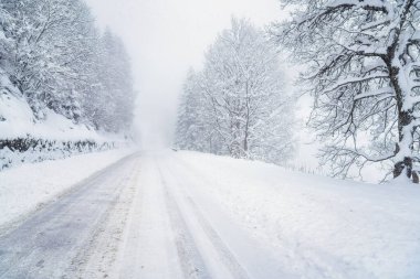 Kışın kar fırtınası sırasında Alp yolu boyunca kötü görüş mesafesi