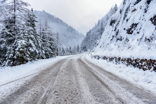 Trilhas Pneus Uma Estrada Vento Nas Montanhas Durante Queda Neve — Fotografia de Stock