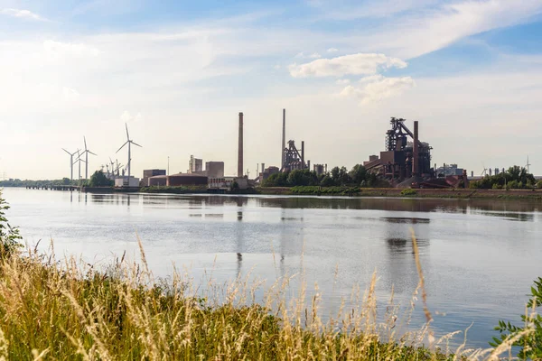 Grote Staalfabriek Langs Een Rivier Een Zonnige Zomerdag Windturbines Achtergrond — Stockfoto