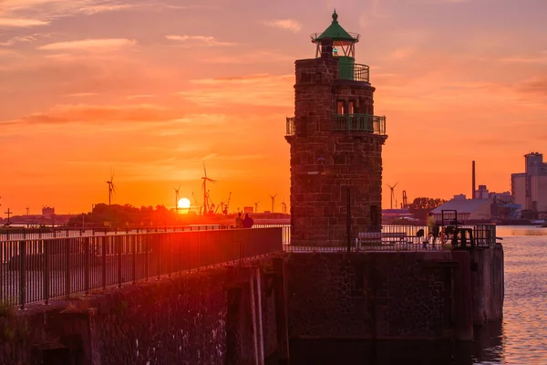 Világítótorony Egy Folyami Kikötőben Drámai Égbolt Alatt Nyáron Naplementekor Bremen — Stock Fotó
