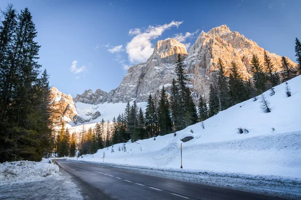 Prázdný Rovný Pruh Horské Silnice Běžící Úpatí Tyčících Štítů Alpách — Stock fotografie
