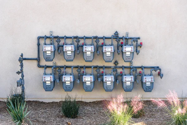 天然气表在公寓的外墙上 美国加利福尼亚州圣克拉里塔 — 图库照片