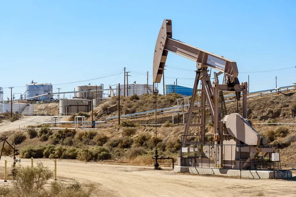 Olieput Met Pijpleidingen Tanks Achtergrond Een Heldere Herfstdag Bakersfield Verenigde — Stockfoto
