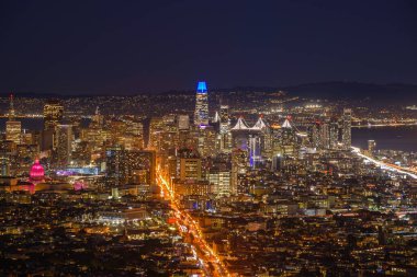 San Francisco şehir merkezi ve finans bölgesi sonbaharda gece ufuk çizgisi. Kaliforniya, ABD.