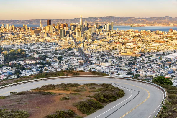 Skyline San Francisco Ciepło Oświetlone Przez Zachodzące Słońce Jesienią Kręta — Zdjęcie stockowe