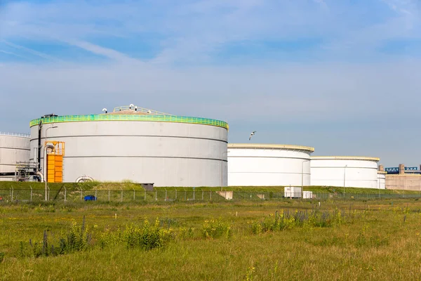 在阳光灿烂的夏日 大型钢罐盛放原油 荷兰鹿特丹 — 图库照片