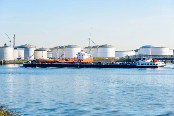 Tankpråm Seglar Förbi Oljeterminal Med Stora Ståltankar Klar Sommardag Rotterdam — Stockfoto
