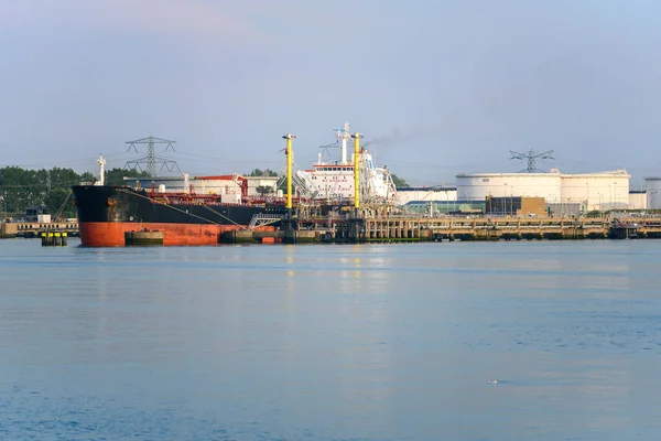 タンカー船は夏の晴れた日に石油ターミナルに係留された オランダのロッテルダム — ストック写真