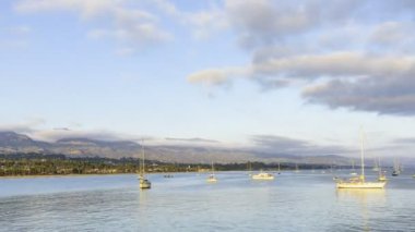 Sonbaharda günbatımında Santa Barbara Körfezi 'nde demirli tekneler. California, ABD - Zaman aşımı