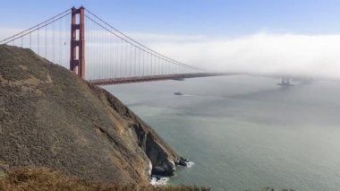 Sis, bir sonbahar sabahı Golden Gate köprüsünde sürükleniyor. San Francisco ABD - Zaman aşımı