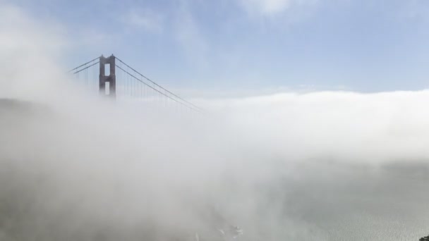 Oceánu Podzimního Rána Valí Mlha Která Zakrývá Most Golden Gate — Stock video