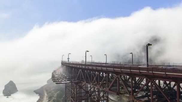 Provoz Golden Gate Bridge Zakrytý Mlhou Vycházející Oceánu Slunečného Podzimního — Stock video