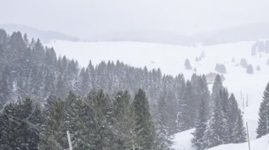 Kışın dağlarda kar fırtınası - zaman aşımı