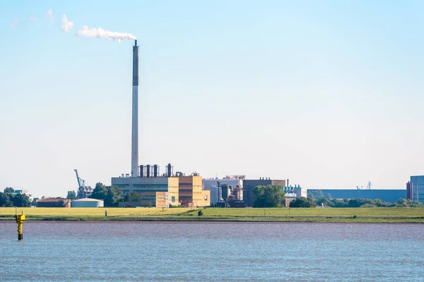 View Riverside Chemical Plant Tall Smokestack Belching Out White Smoke — Stockfoto