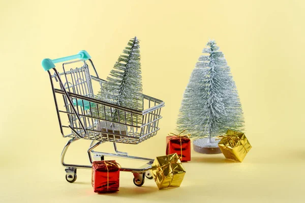 Snowy Christmas Tree Small Shopping Trolley Another Christmas Tree Colourful — Stock Photo, Image