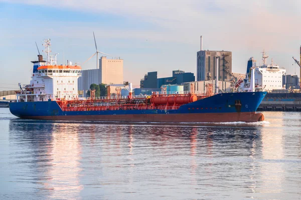Chemical Tanker Leaving Commercial Port Sunset Docks Factories Wind Turbines — Stock Photo, Image