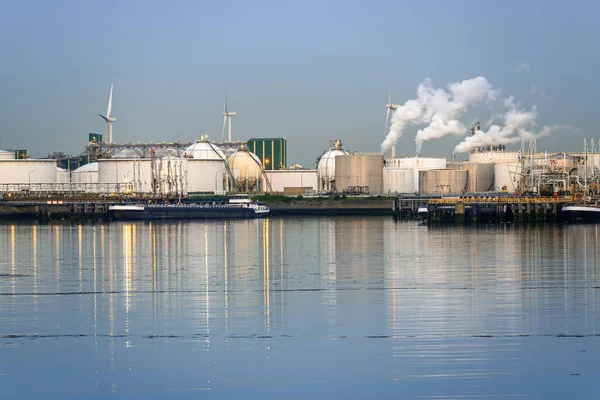 Oil Refinery White Smoke Belching Out Chimeneysin Port Area Dusk — kuvapankkivalokuva