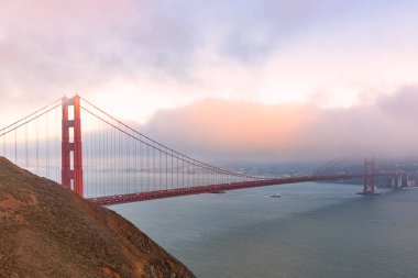 Golden Gate köprüsünün üzerinde sisli sonbahar günbatımı. San Francisco, CA, ABD.