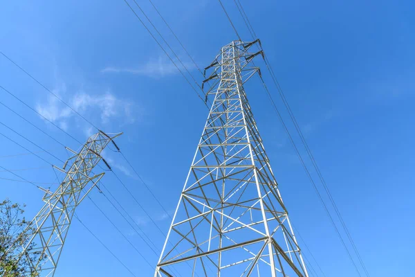 Υψηλής Τάσης Πυλώνες Ηλεκτρικής Ενέργειας Κάτω Από Καθαρό Ουρανό Φθινόπωρο — Φωτογραφία Αρχείου
