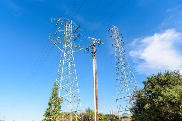Elektriciteitsmasten Ondersteunen Hoogspanningsleidingen Een Heldere Herfstdag Mountain View Verenigde Staten — Stockfoto