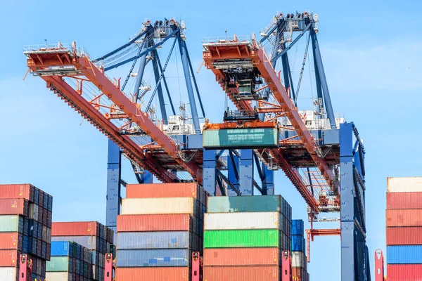 Riesige Hafenkräne Beladen Einem Sonnigen Sommertag Ein Frachtschiff Mit Containern — Stockfoto