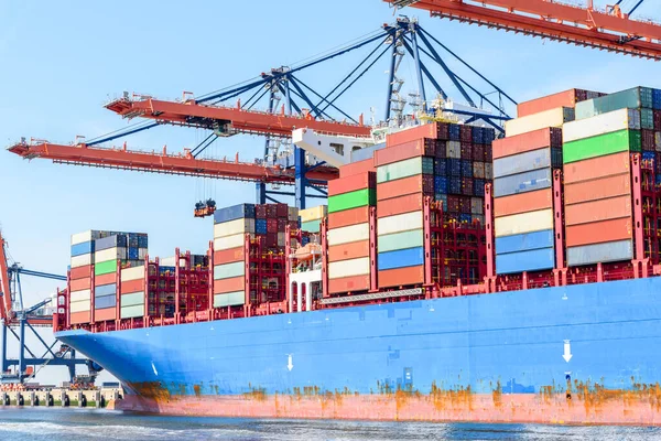 Vrachtschip Wordt Geladen Met Kleurrijke Containers Een Haven Een Zonnige — Stockfoto