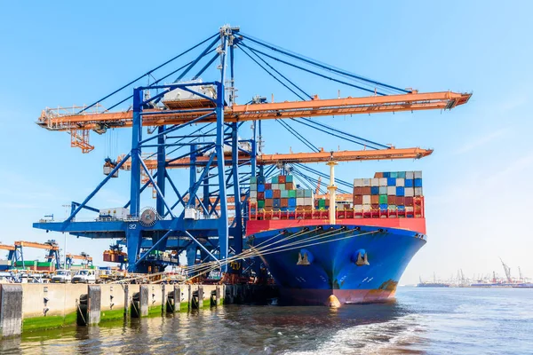 在阳光明媚的夏日 一艘大型集装箱船正在港口装货 荷兰鹿特丹 — 图库照片