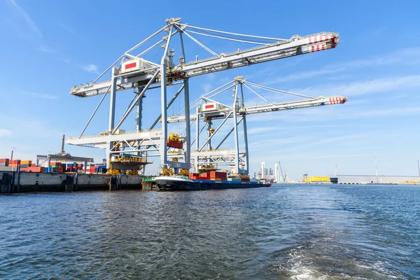 Vrachtschip Wordt Geladen Met Containers Terwijl Humeurig Naar Containerterminal Een — Stockfoto
