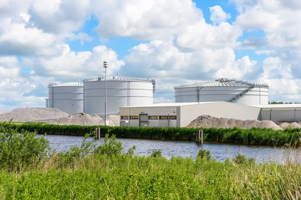 Duże Fermentatory Biomasy Biogazowni Wzdłuż Kanału Wsi Słoneczny Letni Dzień — Zdjęcie stockowe