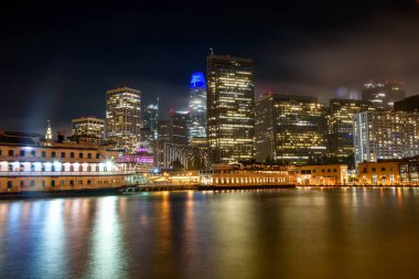 San Francisco gökyüzü manzarası sisli bir sonbahar gecesinde aydınlandı. Kaliforniya, ABD.