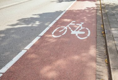 Şehir merkezinde bir cadde boyunca bisiklet yolu. Lahey, Hollanda.