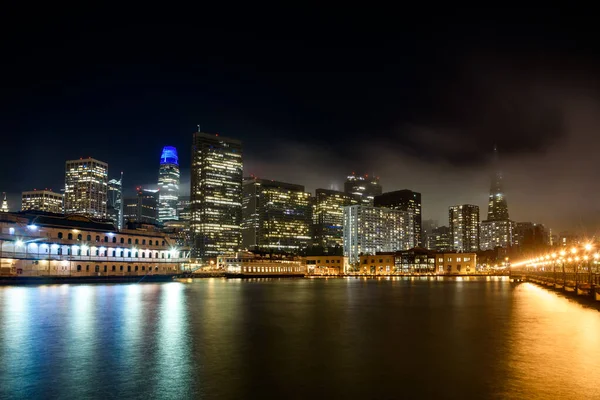 Sisli Bir Sonbahar Gecesinde San Francisco Finans Bölgesinin Ufuk Çizgisi — Stok fotoğraf