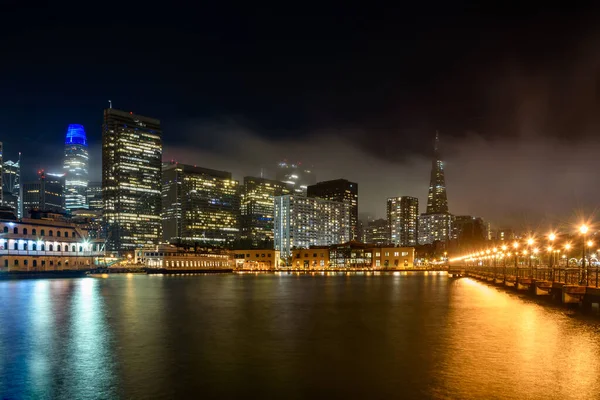 San Francisco Centrum Skyline Gedeeltelijk Bedekt Met Mist Nachts California — Stockfoto