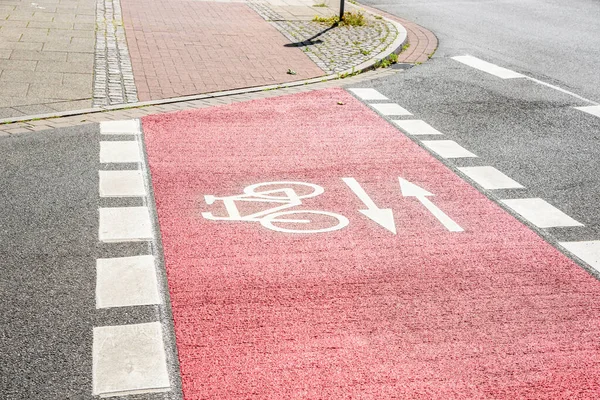 자전거 건널목은 빨간색으로 표시되어 중심부에 자전거 화살표가 브레멘 — 스톡 사진