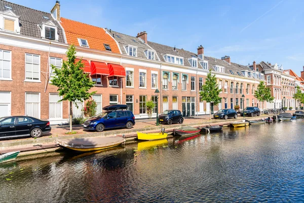Ziegelsteinreihenhäuser Einem Kanal Einem Sonnigen Sommertag Den Haag Niederlande — Stockfoto