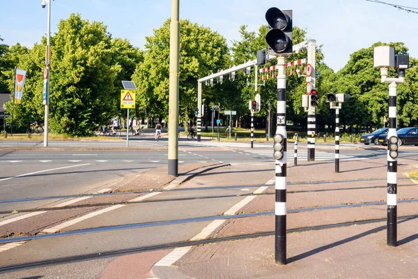 Verkeerssignalen Een Kruispunt Een Stadscentrum Den Haag Nederland — Stockfoto