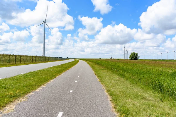 여름날 네덜란드 시골에 터빈이 자전거 도로를 지나쳐 버렸다 풍차와 보인다 — 스톡 사진