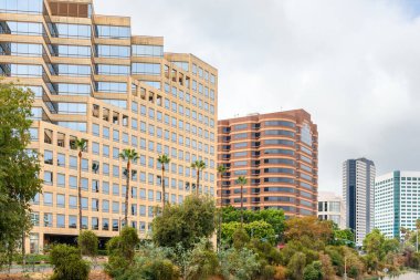 Bulutlu bir sonbahar gününde modern yüksek katlı ofis binaları. Los Angeles, CA, ABD.