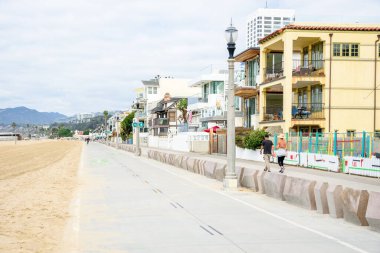 Bisiklet yolu ve patika plajda renkli konut binalarıyla dolu. Santa Monica, CA, ABD.