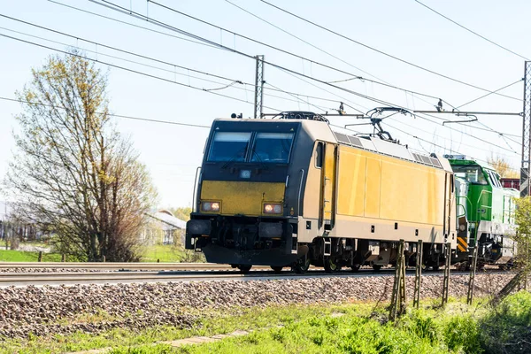 Powerful Electric Locomotive Pulling Freight Train Clear Spring Day — Stock Photo, Image