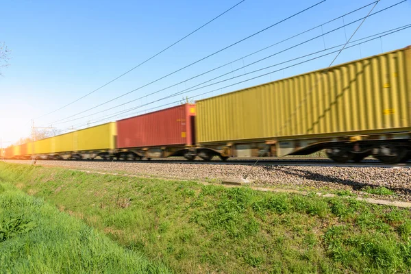 Treno Merci Che Trasporta Container Movimento Una Soleggiata Giornata Primaverile — Foto Stock