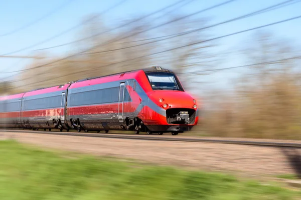 Nagy Sebességű Vonat Mozgásban Egy Napsütéses Napon Motion Homályos Hatás — Stock Fotó