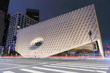 Los Angeles, CA - 15 Ekim 2022: The Broad 'un gece manzarası, Los Angeles şehir merkezindeki Grand Avenue' de bir çağdaş sanat müzesi.