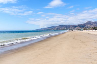 California sahilinde, açık bir sonbahar gününde muhteşem kumlu bir sahil. Zuma plajı, Malibu, CA, ABD.