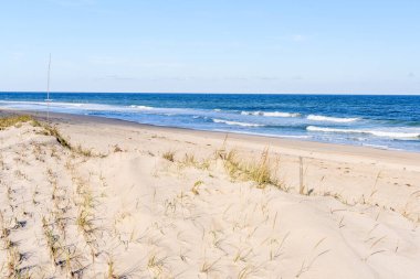 Açık bir sonbahar gününde kumlu bir arşın boş uzaması. Cape Cod, MA, ABD.