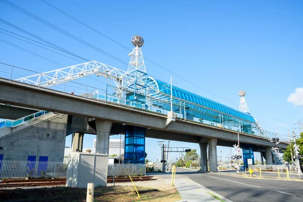 Moderna Estación Tren Ligero Elevado Sobre Una Carretera Suburbana Día — Foto de Stock